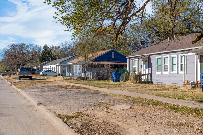 Planeview United is an older neighborhood near a wide variety of recreational hubs.