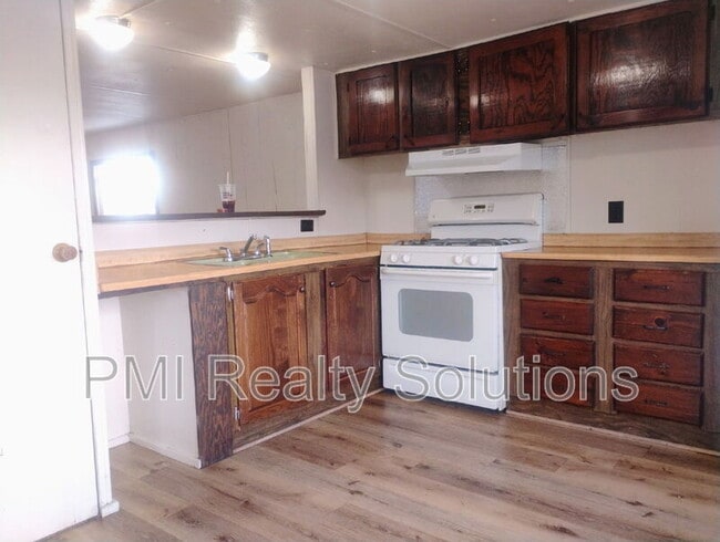 300 Elberta Ave, Porter, OK 74454 - photo 4