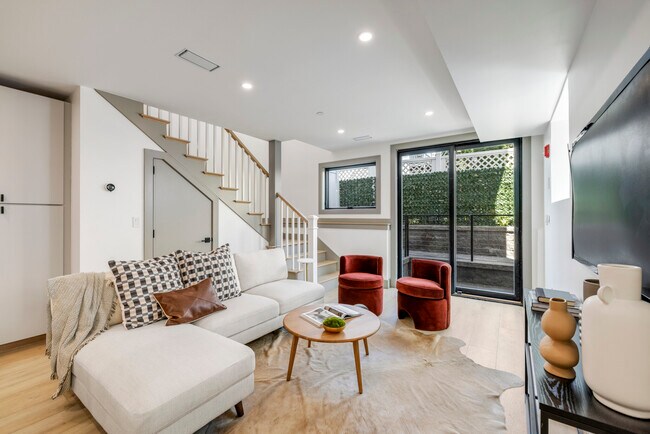 566 E 3rd St unit 1, Boston, MA 02127 - photo 6