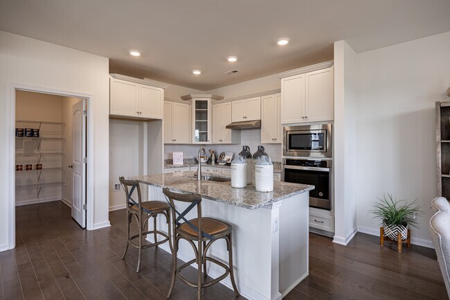 206 Oxford Ave, Smithfield, VA 23430 - photo 5