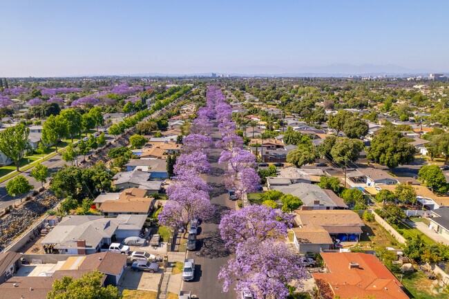 Shadow Run is only 3 miles away from downtown Santa Ana and a close commute to major cities.