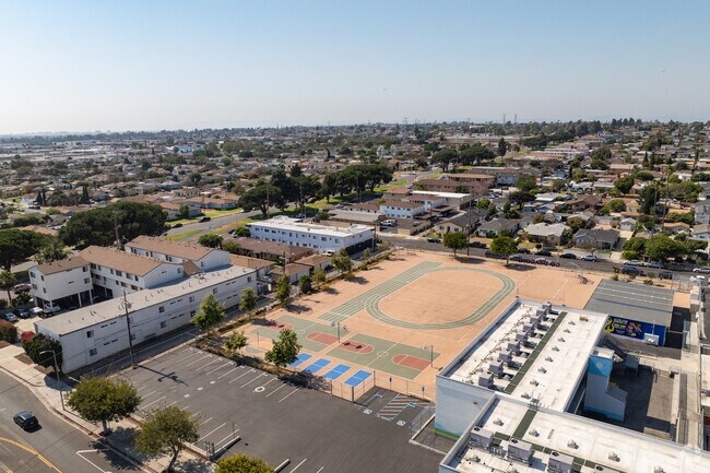 135th St Elementary School has a student to teacher ratio of 20:1.