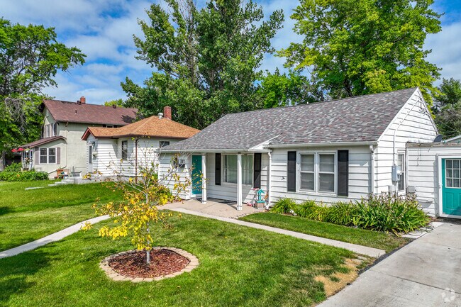 A mix of different style homes that are well maintained  in the neighborhood of Sukuts.