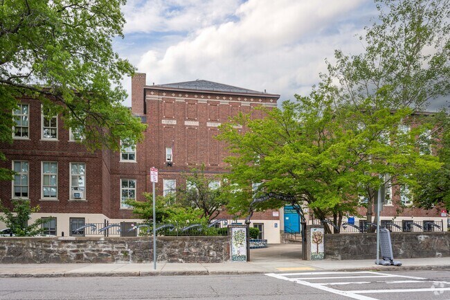 Everett Elementary School provides students grades K-12 with a wide range of education.