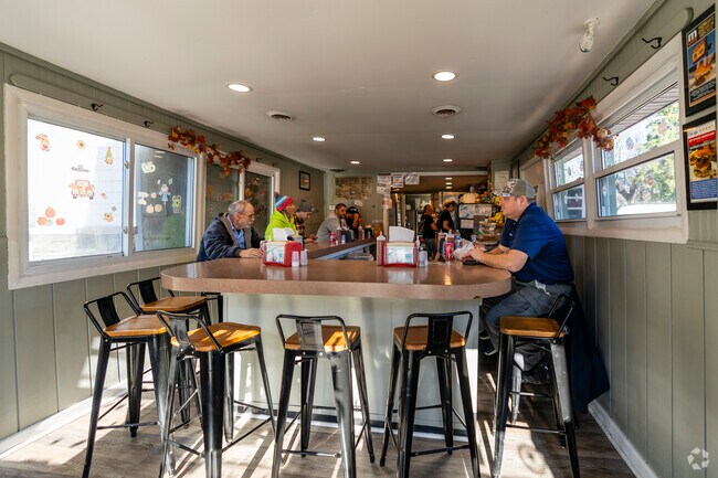 Loomis locals have many different dining options close to the neighborhood.