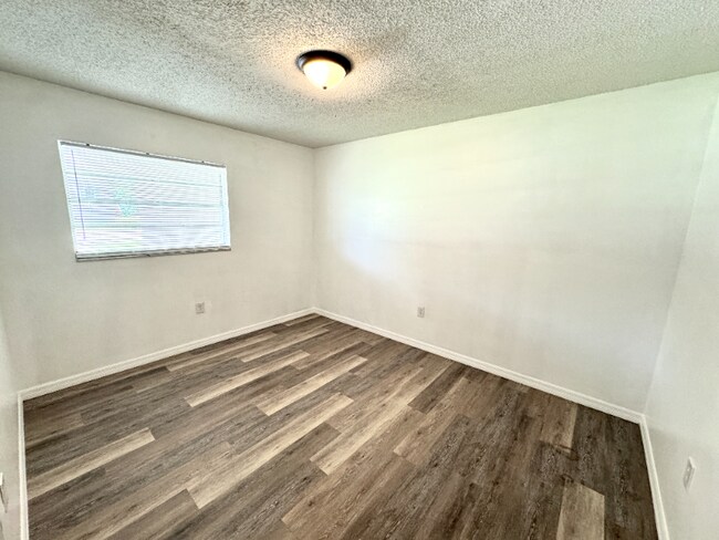 922-924 Hagle Park Rd unit 924, Bradenton, FL 34212 - photo 7