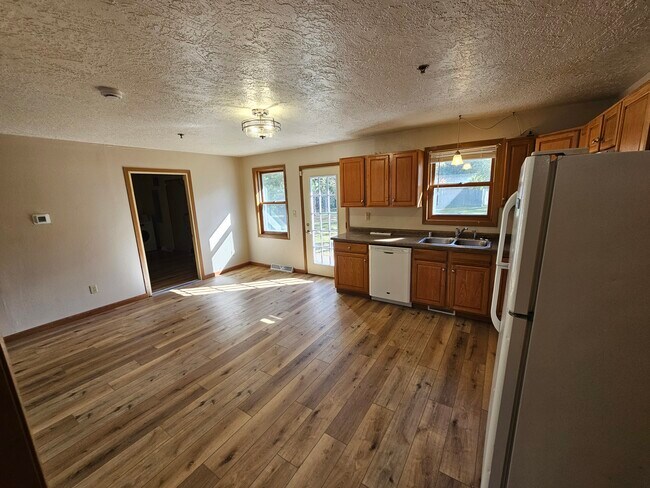 533 Lakeshore Ct, Weyauwega, WI 54983 - photo 4