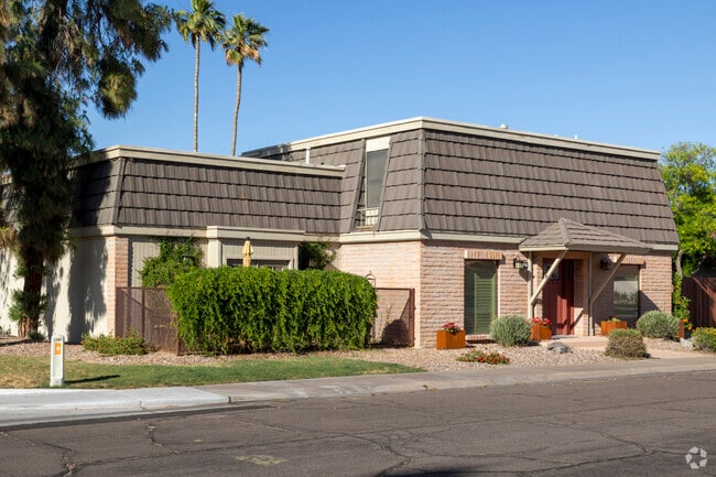 Home styles in The Lakes differ from the normal Spanish style homes commonly found in Phoenix.