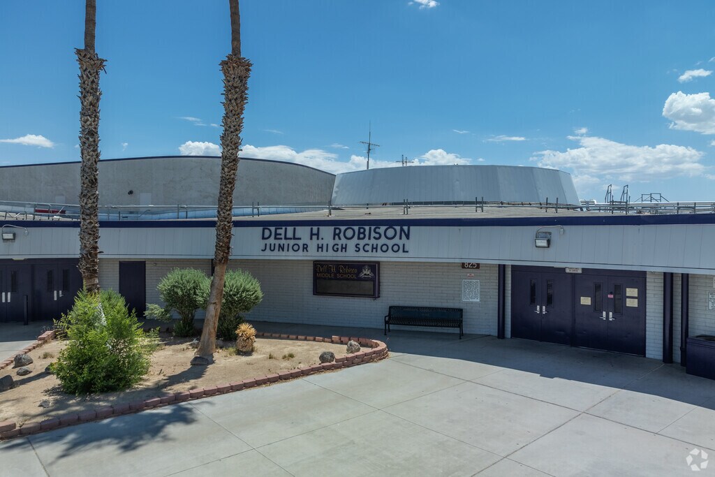 The student population of Dell H Robison Middle School is 883.