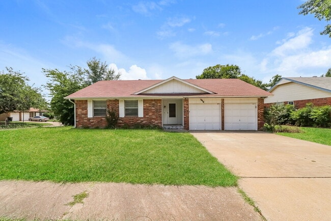 1212 SE 11th St, Moore, OK 73160 - photo 2