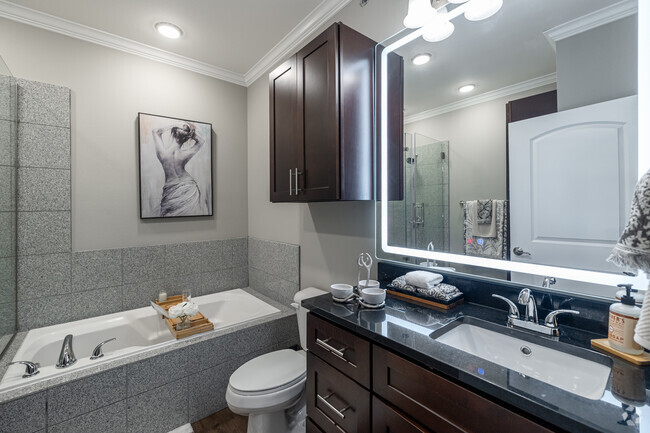 1BR, 1BA - 904SF - Bathroom