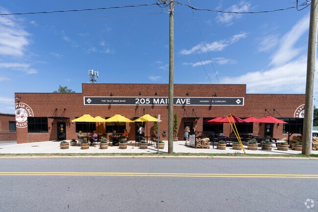 Main Chick Jammin' Biscuits is popular for breakfast or lunch for Forest Hills locals.