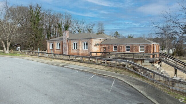 The Roanoke Canal Museum sits at the trail head.