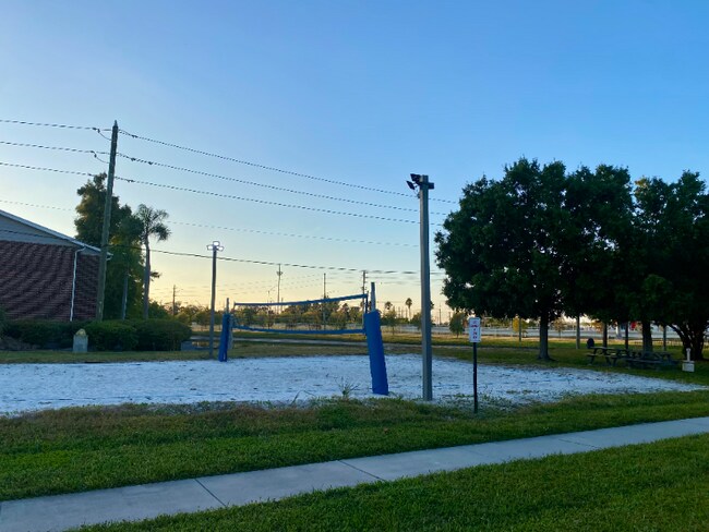 1400 Gandy Blvd N unit 104, Saint Petersburg, FL 33702 - photo 5