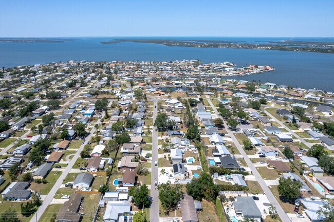 Just north of Palmetto, Memphis offers a classic suburban lifestyle close to the serene waters of Terra Ceia Bay and the Gulf Coast.