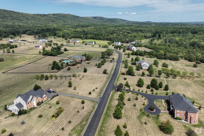 Hickory Grove is a peaceful community with access to nature, dining, and family-friendly amenities.