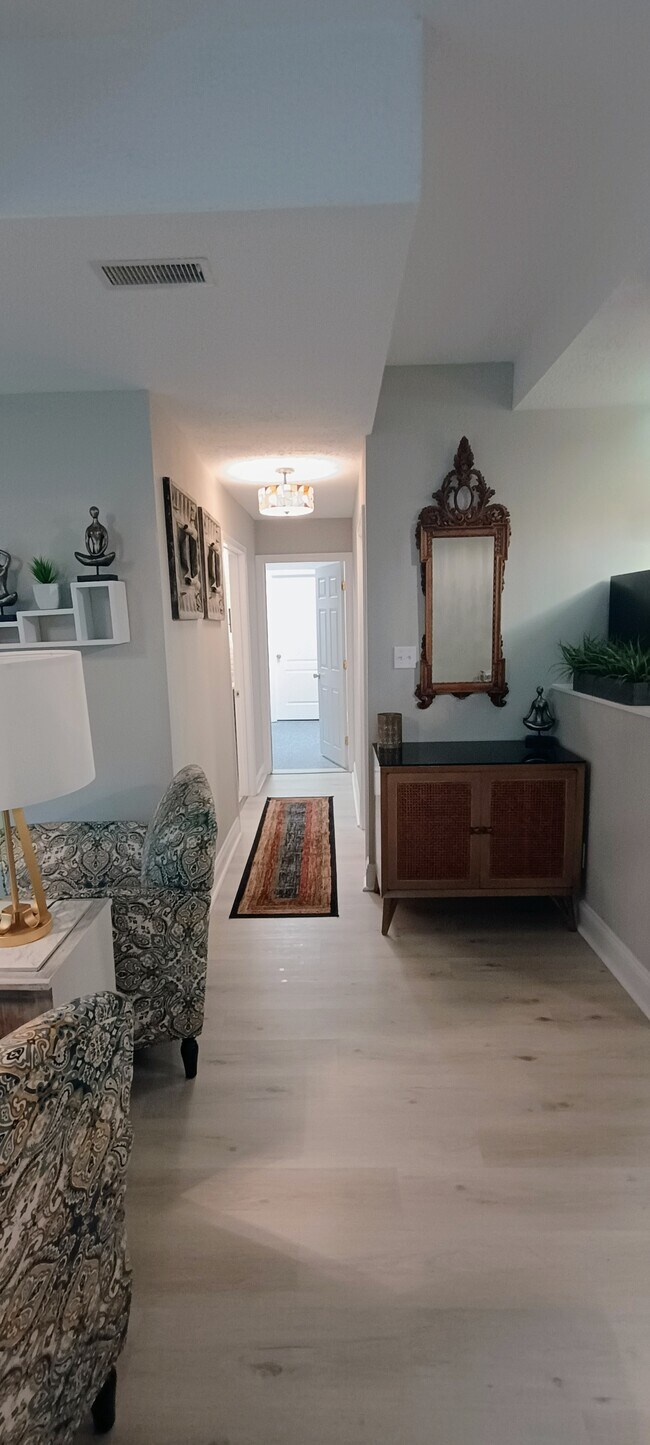 906 Bitterfield Dr unit Executive furnished, Ballwin, MO 63011 - photo 5