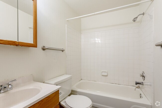 2BR, 1BA - 900 SF (Downstairs Unit)