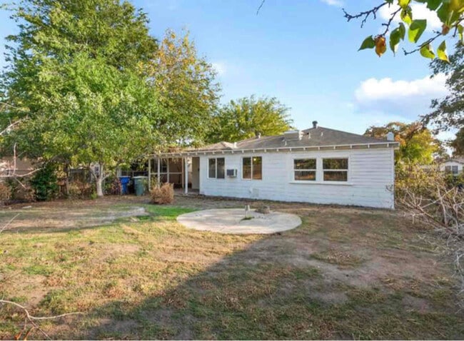 1528 W Cortland Ave, Fresno, CA 93705 - photo 5