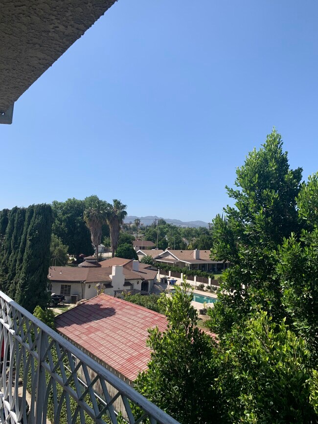 19029 Nordhoff St unit 308, Northridge, CA 91324 - photo 2