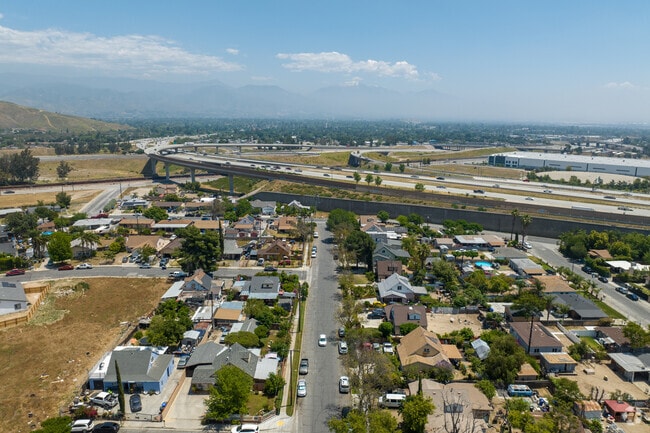 Delman is located near several freeway interchanges making it a convenient home for commuters.