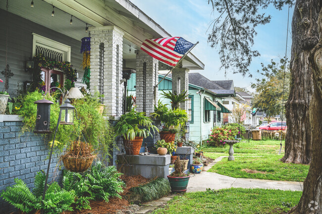 Owners of this Washington Square home use their green thumbs to decorate their home's exterior.