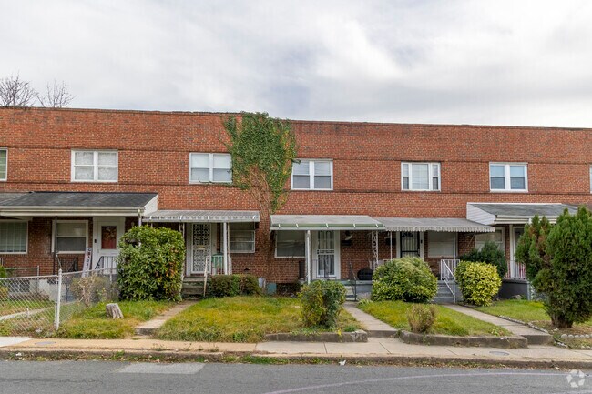 Some homes in Towanda-Grantley have small front yards.