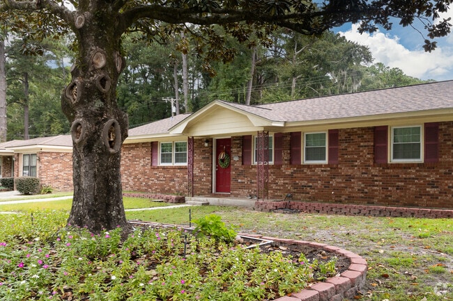 Many homes in Bona Bella-Majestic Oaks are ranch style.