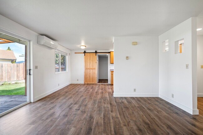 872 W N St, Springfield, OR 97477 - photo 4