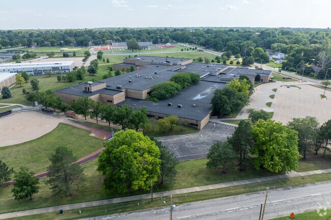 The courses at Bloomington Junior High School encourage critical thinking and creativity.