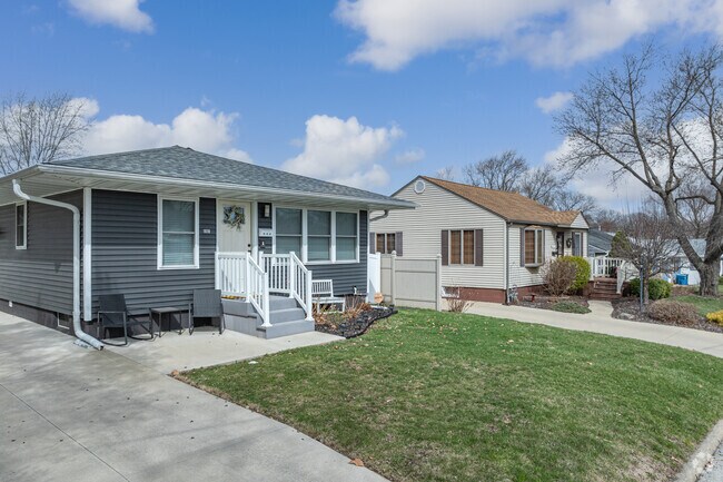 Modern ranch style homes homes in Peru are priced around $170,000.