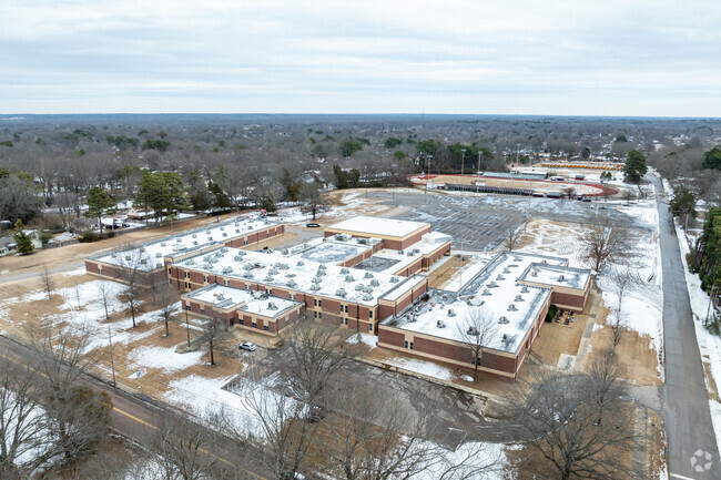 Collierville Elementary School has ample parking.