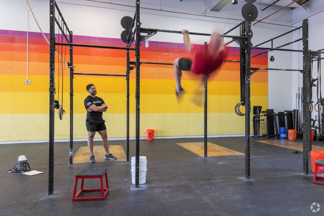 Achieve health and fitness goals at CrossFit Endless Summer in Sun Lakes.