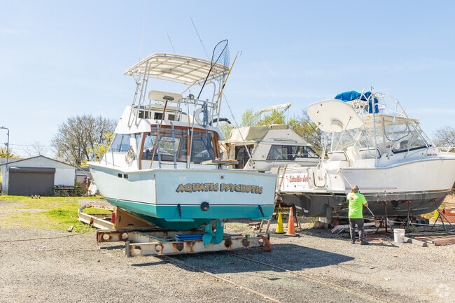 Mariners Harbor Yacht Club welcomes members from Mariners Harbor and some from out of town.