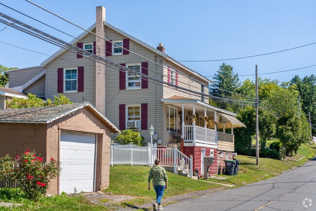 Mahanoy streets have less foot traffic than this city but becomes busier in the evening.