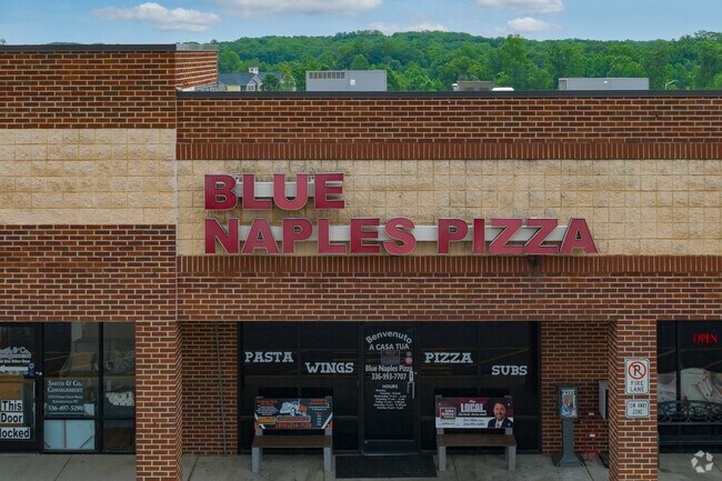 Blue Naples Pizza at Union Cross Station in Oak Garden.