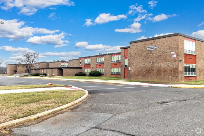 Memorial Middle School has a student-teacher ratio of 17-1.