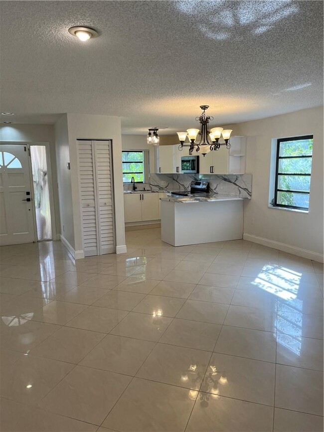 700 SW 89th Ave, Plantation, FL 33324