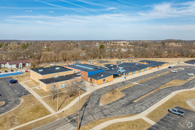 A looping drive makes pickups and drop-offs at Columbia Elementary School easy