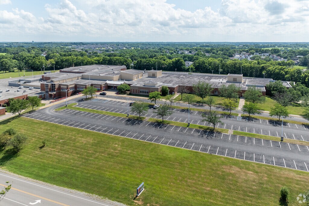 The student population of Scott County Middle School is 864 and the school serves 6-8.