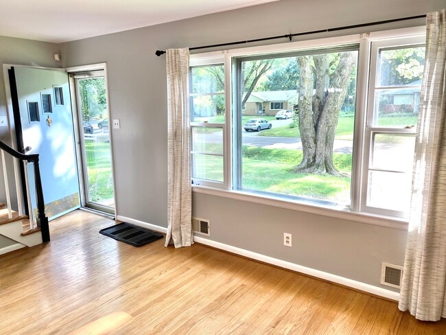 6309 Maple Dr, Indianapolis, IN 46220 - photo 2