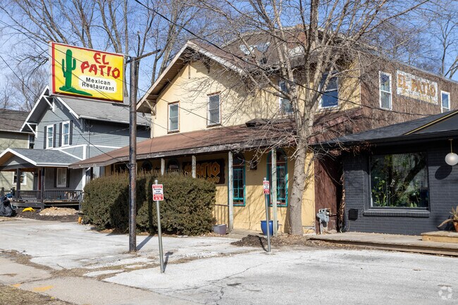 There are several businesses and amenities along Ingersoll Avenue along the neighborhood's northern border