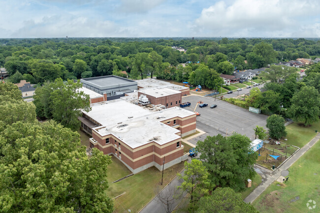 There is ample parking at Cummings K-8 in Memphis.