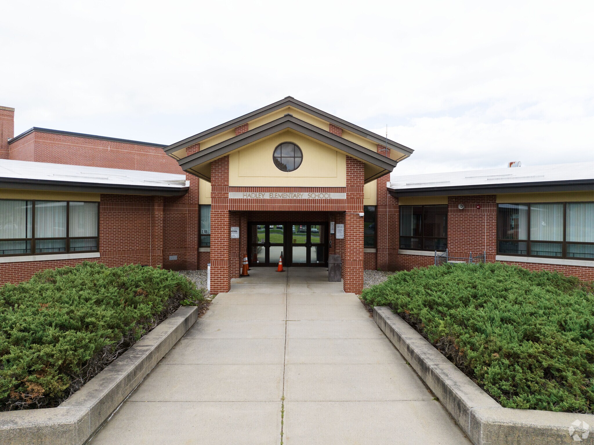 Hadley Elementary School serves the area.