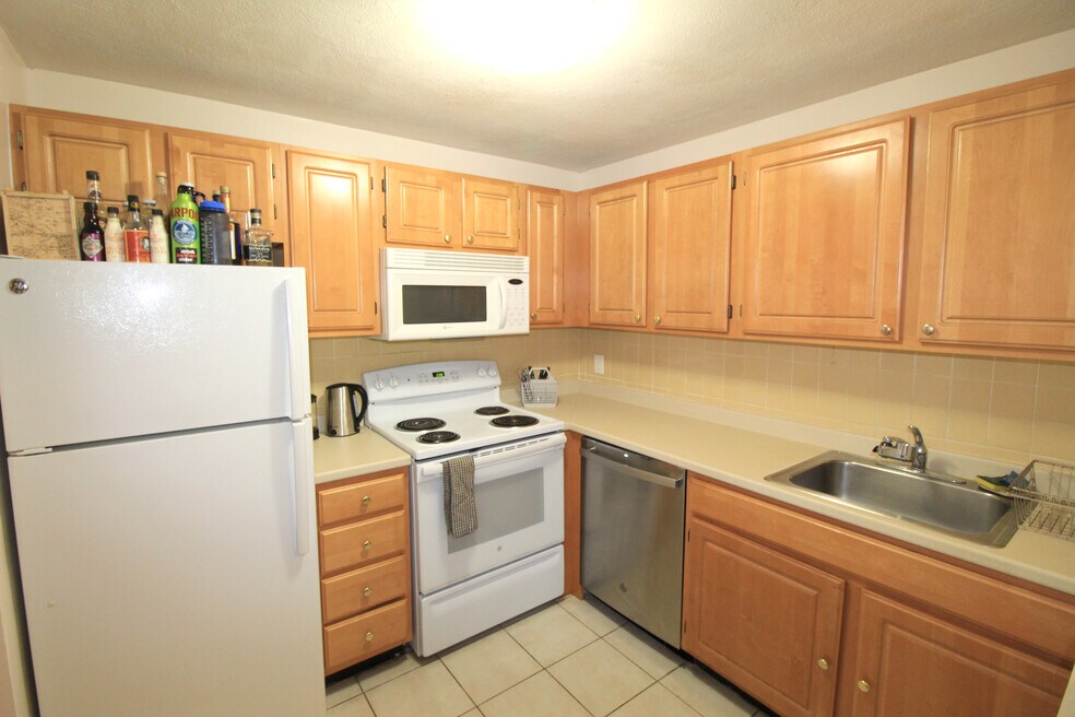 32 Whites Ave unit E664, Watertown, MA 02472 - photo 1