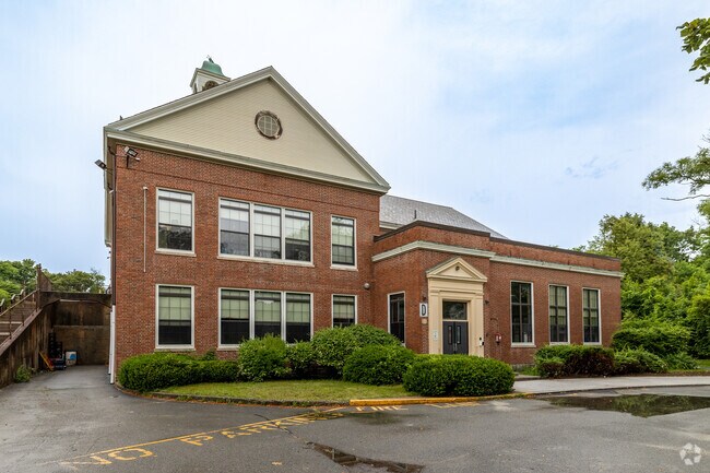Cold Spring School is an independent, non-profit preschool and elementary school in Plymouth.