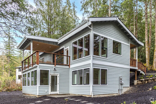 This contemporary Ellisville home sits on the banks of the Snoqualmie River.