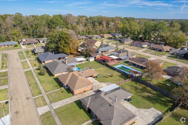 Brownfields' 2010 census recorded a population just under 6,000.