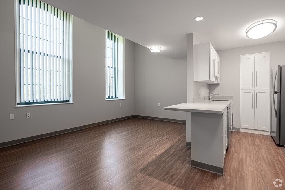 Royal Worcester Apartments, Worcester, MA 01610 - photo 1