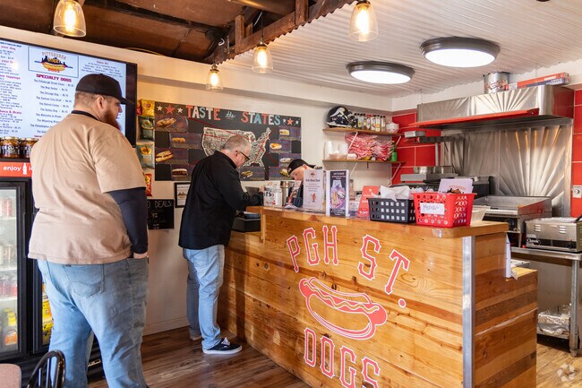 Pittsburgh Street Dogs is always busy around lunch time.
